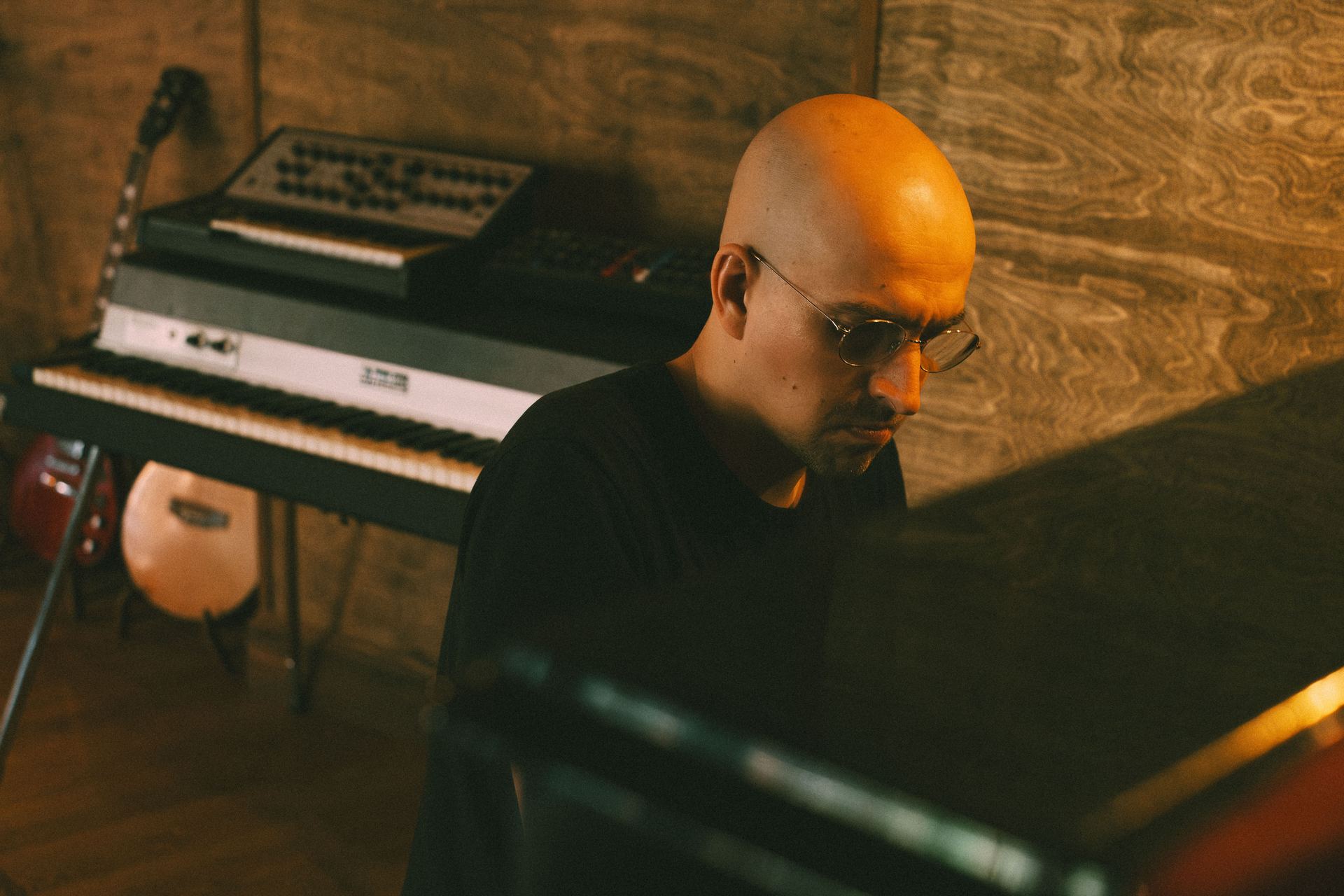 Chriskey spielt konzentriert Klavier im Studio.